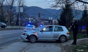 Stradao pješak u Banjaluci: Vozač izgubio kontrolu nad autom i udario ga na trotoaru