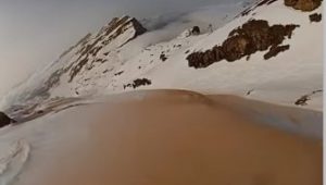 Pijesak iz Sahare obojio planine: Veliko planinsko odmaralište umjesto bijele u žutoj boji VIDEO