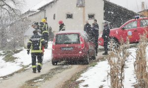 Tragedija u dvorištu porodične kuće: Žena upala u bunar, vatrogasci pokušavaju da izvuku tijelo
