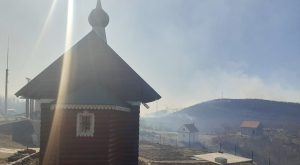 Vatra ugrožava crkvu na Koritima: Helikopter gasi požar u istočnoj Hercegovini VIDEO