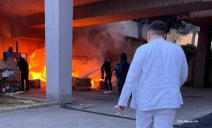 Vatrogasci brzo reagovali: Zapalio se otpad kod bolnice u Mostaru