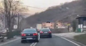 Divljačka i opasna vožnja: Automobilom sa diplomatskim tablicama preticao kolonu vozila na mostu VIDEO