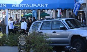 Automobil uletio u baštu restorana: Poginula žena, a još sedam osoba povrijeđeno