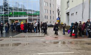 Još duži redovi ispred Sberbanke u Banjaluci: Građani mogu podići najviše 1.000 KM FOTO