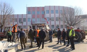 Protest zbog zakupa zemljišta: Ratari zaustavili traktore ispred opštine u Srpcu