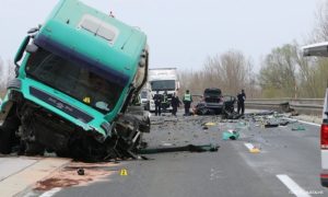 Težak sudar na auto-putu: Jedna osoba poginula u frontalnom sudaru sa teretnim vozilom