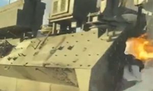 Zamalo zapalila i samu sebe: Ukrajinka bacila Molotovljev koktel na tenk VIDEO