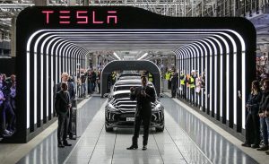 Mask se dobro provodio: Kompanija “Tesla” otvorila prvu fabriku auta u Evropi