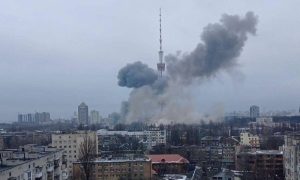 Odjeknula eksplozija: Pogođen glavni televizijski toranj u Kijevu VIDEO