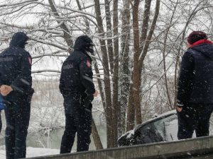 Teška saobraćajka kod Čelinca: Smrskano auto umalo završilo u rijeci Vrbanji FOTO