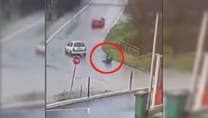 Pješak prelazio saobraćajnicu na nedozvoljenom mjestu, naišao automobil i pregazio ga VIDEO