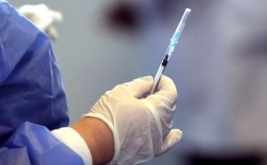 Originalna i omikron varijante virusa: Britanija prva odobrila bivalentnu vakcinu protiv korone