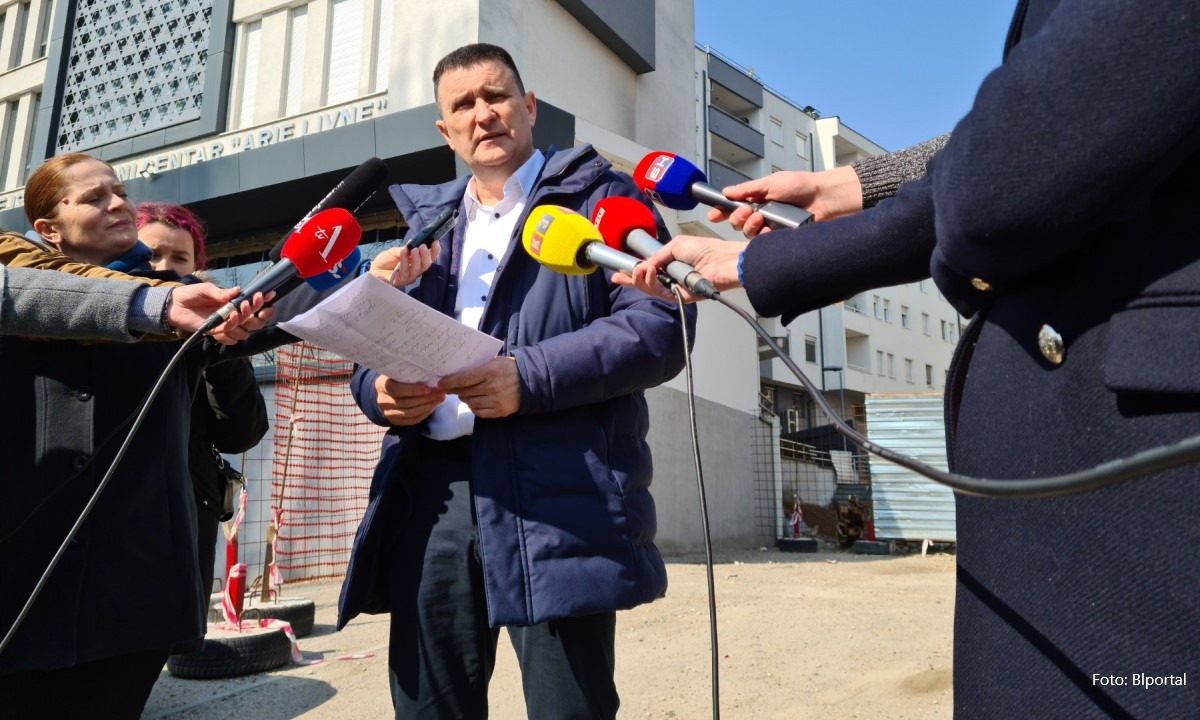 Đjajić ispred zgrade sa novinarima: Lažu, ovo nije moj stan!