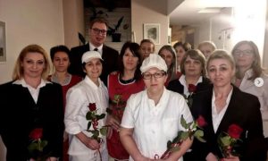 Vučić darovao cvijeće damama zaposlenim u Predsjedništvu: Žene su oslonac srpskog društva