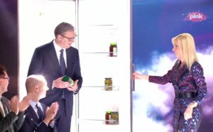 Vučić u emisiji izašao iz frižidera s teglom krastavica VIDEO