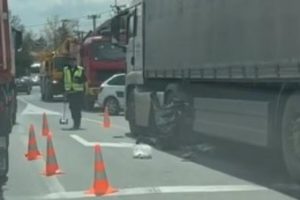 Stravična saobraćajna nesreća: Muškarac podletio pod kamion i preminuo na licu mjesta VIDEO