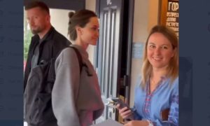 Anđelina Džoli stigla u Ukrajinu: Iznenadila goste kafića VIDEO
