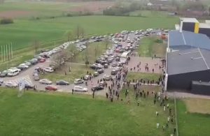 Gužva na banjalučkom aerodromu: Putnici se žale zbog čekanja na kiši VIDEO