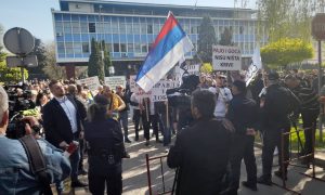 Zbog istrage o izborima: Protest pred tužilaštvom u Doboju