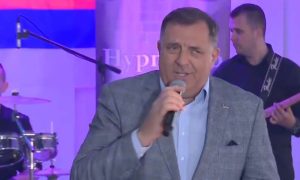 Uprkos mjerama bezbjednosti: Dodik u Bijeljini zapjevao poznati hit VIDEO