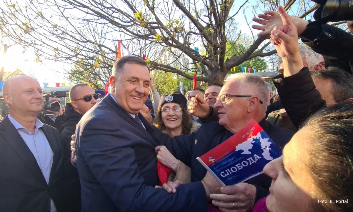Dodik među narodom: “Došao sam iz Austrije, ne damo te!” FOTO/VIDEO