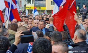 Dodik stigao na Trg Krajine: Narod oduševljeno uzvikivao “Mile, Mile” FOTO/VIDEO