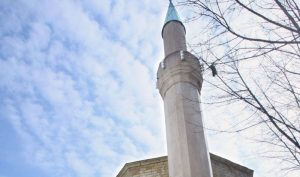 Drama u džamiji! Muškarac prijeteći skalpelom govorio da treba pobiti sve muslimane