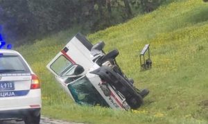 Sanitet završio na krovu: Vozilo Hitne pomoći sletjelo s auto-puta