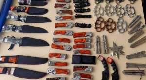 Policija ispraznila trgovačke radnje: Oduzeto više od 100 komada hladnog oružja