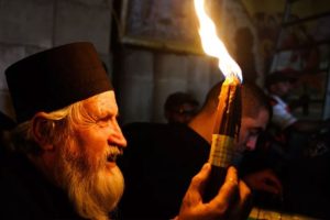 Vjernici se mole i pale baklje: Blagodatni oganj sišao u Hram Groba Gospodnjeg u Jerusalimu