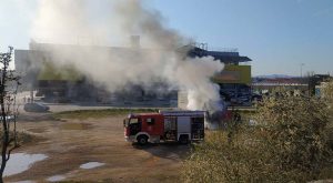 Požar u banjalučkom naselju: Vatra “progutala” kabinu kamiona VIDEO