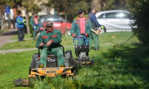 Lijepo vrijeme aktiviralo radove: Počelo košenje na području Banjaluke