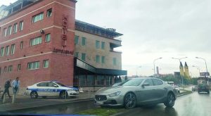 Saobraćajna nezgoda u Banjaluci: Maseratijem se “popeo” na ostrvo