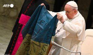 Donesena iz Buče: Papa Franjo poljubio pohabanu ukrajinsku zastavu