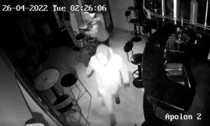 Bila im dovoljna tri minuta: Dvojica lopova opljačkali lokal u Slatini VIDEO