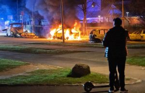 Švedska ne miruje: Demonstranti gađaju policiju molotovljevim koktelima VIDEO