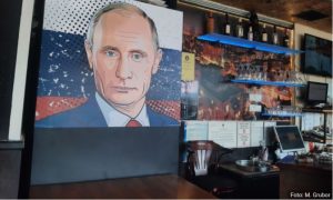 Pogled na neobičan prizor: Mural Putina dočekuje goste u banjalučkom kafiću