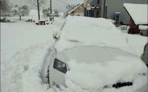Kao da je januar: Snijeg kod Mrkonjić Grada zatrpao automobile i polomio voćke FOTO