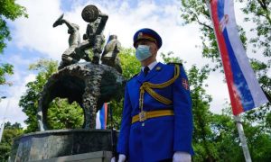 Sjećanje na srpske borce: Položeni vijenci na spomenik junacima sa Košara