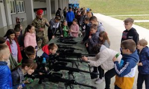 Vidjeli opremu i sredstva za rad policijskih službenika: Osnovci u posjeti Centru za obuku u Zalužanima FOTO