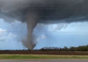 Tornado pogodio Kanzas: Letjeli krovovi, uništeno na desetine zgrada i automobila FOTO/VIDEO