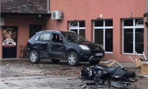 Napravio haos: Traktorista nakon svađe pregazio motoristu i demolirao kafanu VIDEO/FOTO
