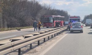 Prebačeni na reanimaciju: U sudaru autobusa i automobila troje povrijeđenih VIDEO