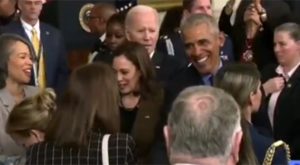 Snimak iz novog ugla: Na Bajdena se niko ne obazire, Obama ga brutalno “kulira” VIDEO