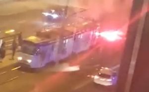 U Sarajevu nepoznate osobe ubacile zapaljenu baklju u tramvaj  VIDEO