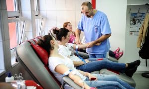 Banjalučki srednjoškolci pokazali humanost: Oko 400 učenika dobrovoljno dalo krv