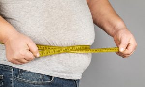 Nutricionistkinje upozorile: Pet večernjih navika koje povećavaju salo na stomaku