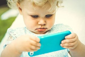 “Zabavljanje” male djece telefonom može ostaviti ozbiljne posljedice
