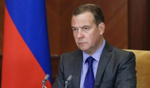 Medvedev upire prstom: Optužio Makrona za saučesništvo u napadu