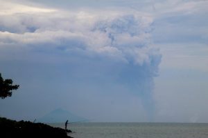 U Indoneziji u erupciji vulkan Anak Krakatoa, oblak pepela visok 3.000 metara